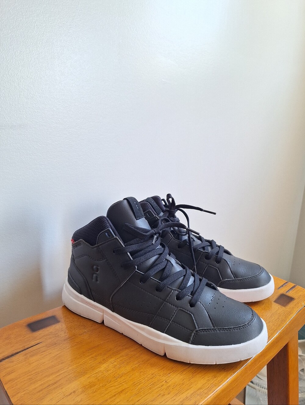 On The Roger Clubhouse Mid Women's Black And White Size 9.5 - Picture 9 of 14